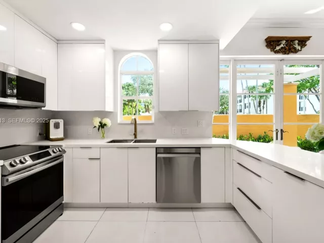 Продажа дома по адресу 18475 NE 30th Pl - фото 6843603