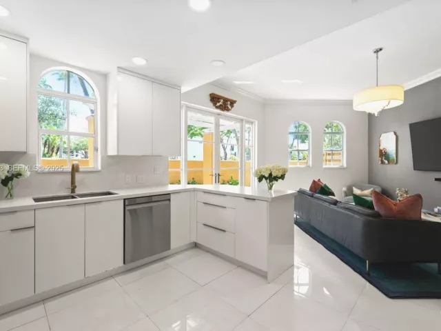 Продажа дома по адресу 18475 NE 30th Pl - фото 6843604