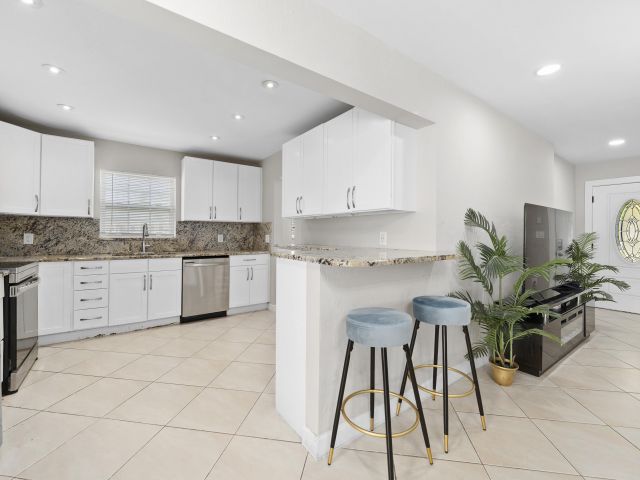 Дом в аренду по адресу 250 NW 11 Street - фото 6848612