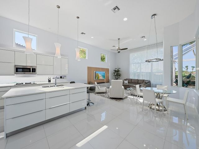 Дом в аренду по адресу 8988 Lakes Boulevard - фото 6848404