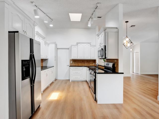 Дом в аренду по адресу 20977 Country Creek Drive - фото 6848641