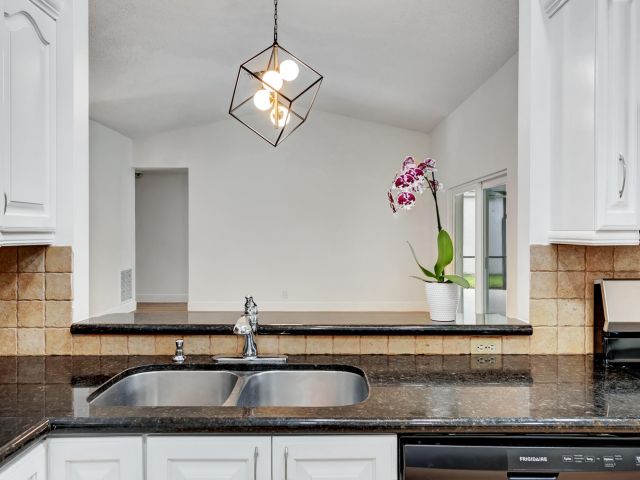 Дом в аренду по адресу 20977 Country Creek Drive - фото 6848644