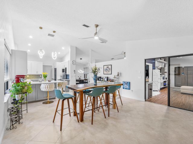 Продажа дома по адресу 1370 NW 28th Avenue - фото 6879537