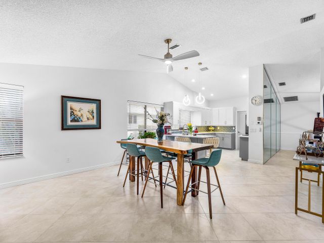 Продажа дома по адресу 1370 NW 28th Avenue - фото 6879538