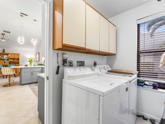 Продажа дома по адресу 1370 NW 28th Avenue - фото 6879540