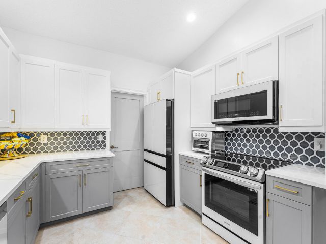 Продажа дома по адресу 1370 NW 28th Avenue - фото 6879541