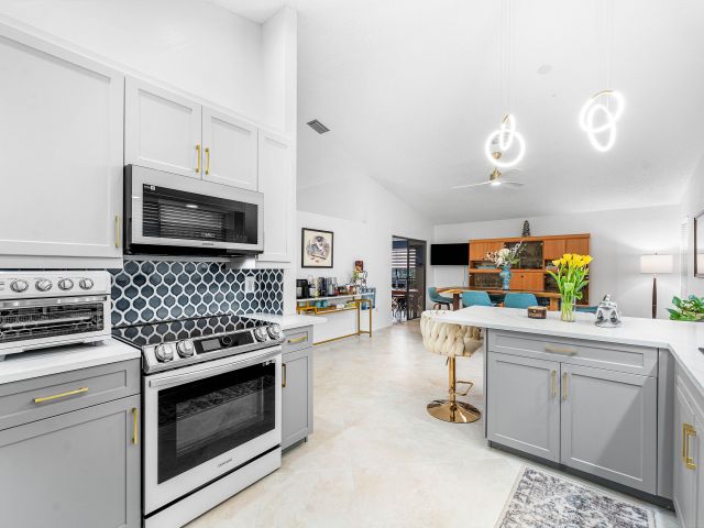 Продажа дома по адресу 1370 NW 28th Avenue - фото 6879542