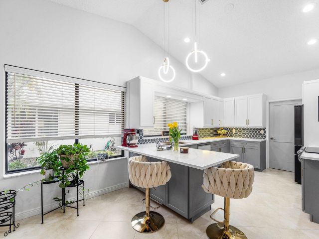 Продажа дома по адресу 1370 NW 28th Avenue - фото 6879544