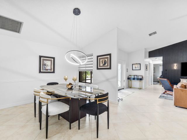 Продажа дома по адресу 1370 NW 28th Avenue - фото 6879547