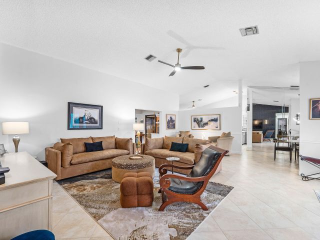 Продажа дома по адресу 1370 NW 28th Avenue - фото 6879548