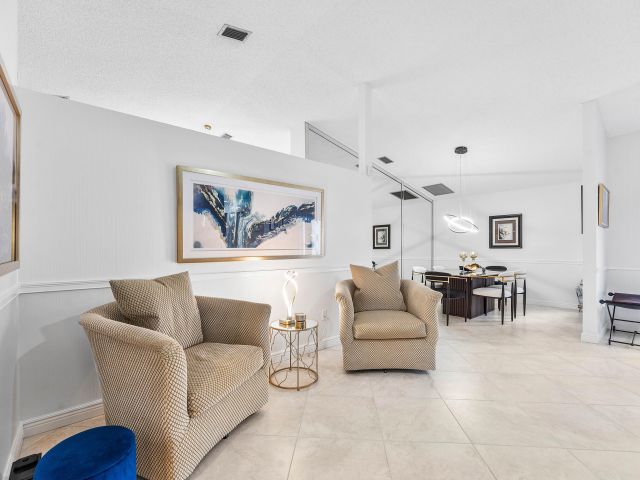 Продажа дома по адресу 1370 NW 28th Avenue - фото 6879549