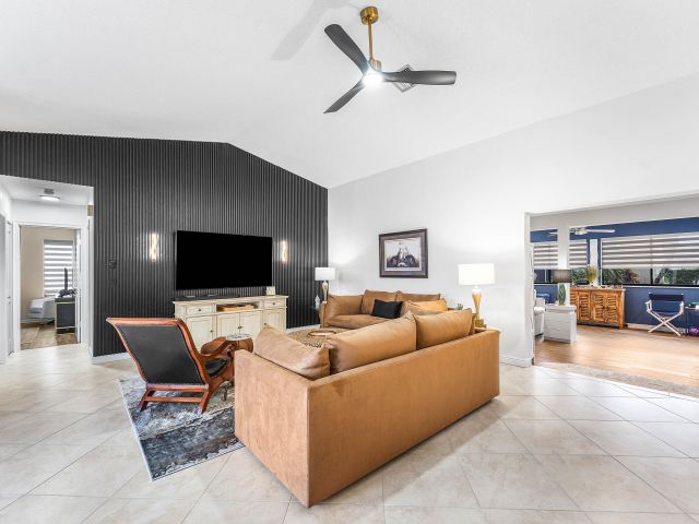 Продажа дома по адресу 1370 NW 28th Avenue - фото 6879551