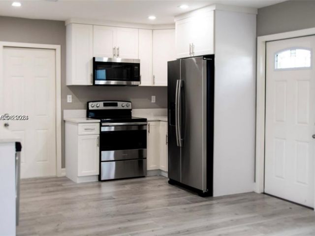 Продажа дома по адресу 1881 NW 5th Ter - фото 7491007