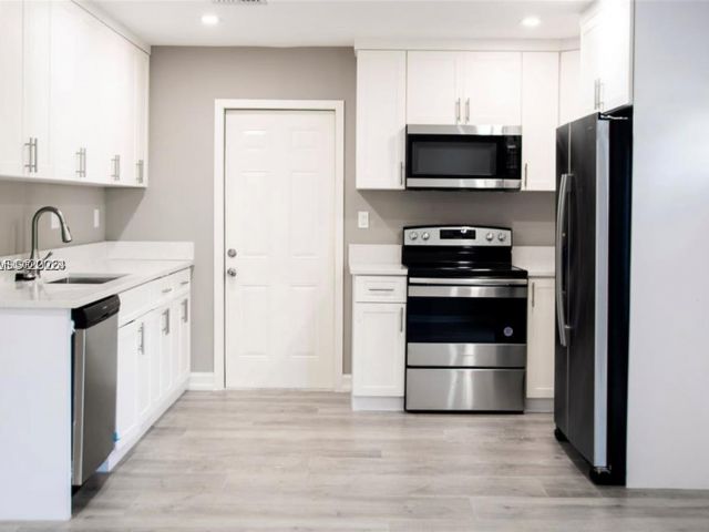 Продажа дома по адресу 1881 NW 5th Ter - фото 7491008