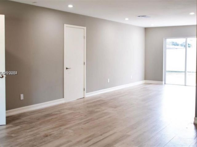 Продажа дома по адресу 1881 NW 5th Ter - фото 7491014