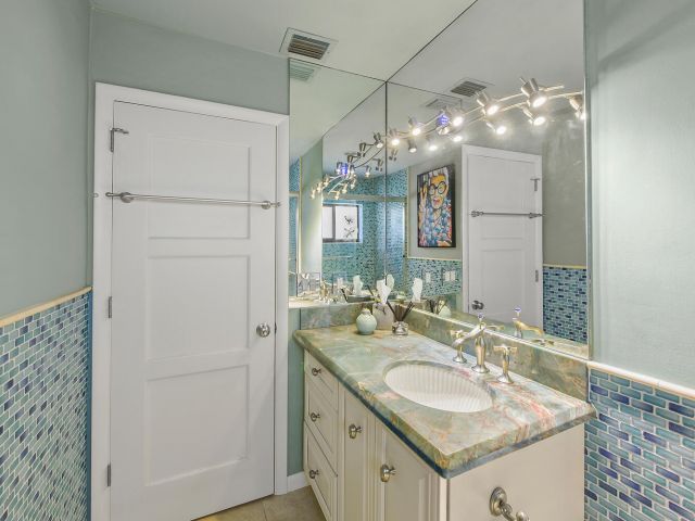 Продажа дома по адресу 708 NW 6th Drive - фото 6853962