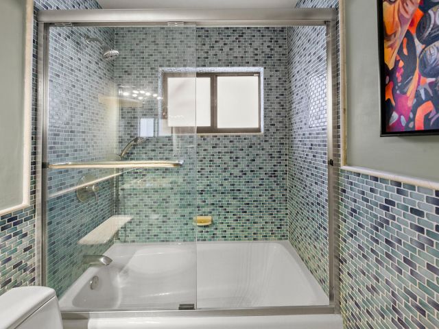 Продажа дома по адресу 708 NW 6th Drive - фото 6853963