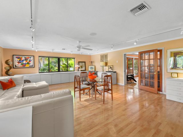 Продажа дома по адресу 708 NW 6th Drive - фото 6853969