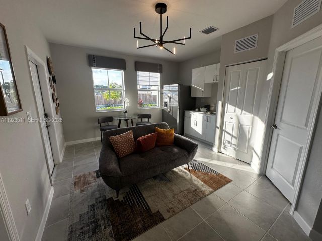 Дом в аренду по адресу 2288 SE 30th St 1 - фото 7443955