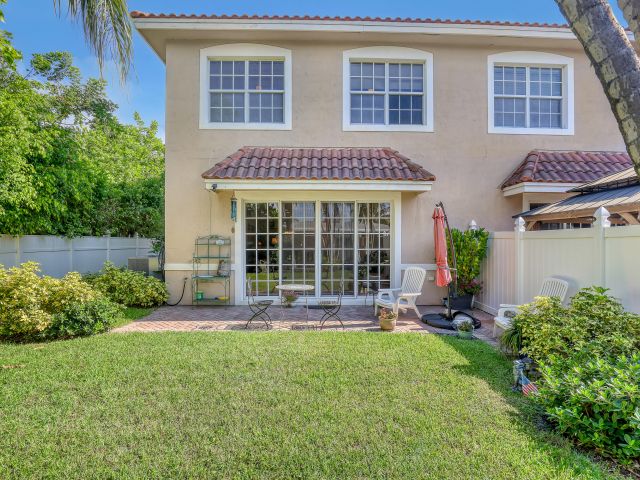 Дом в аренду по адресу 2560 NE 11th Street - фото 6851258