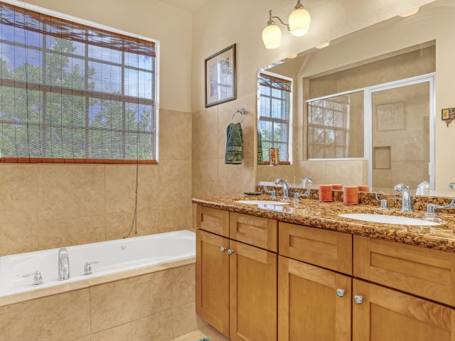 Дом в аренду по адресу 2560 NE 11th Street - фото 6851261