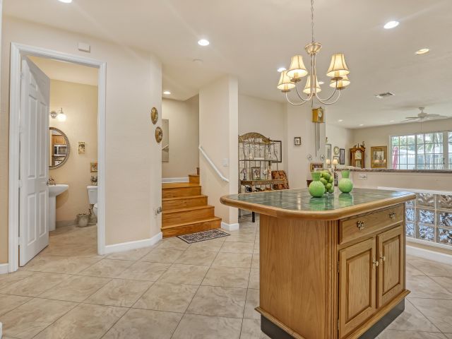 Дом в аренду по адресу 2560 NE 11th Street - фото 6851265