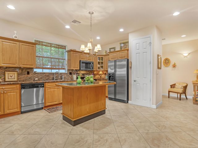 Дом в аренду по адресу 2560 NE 11th Street - фото 6851266