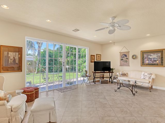 Дом в аренду по адресу 2560 NE 11th Street - фото 6851268