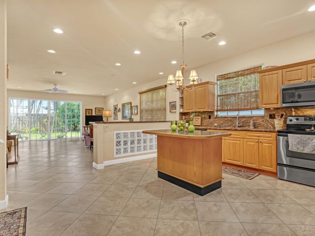 Дом в аренду по адресу 2560 NE 11th Street - фото 6851269