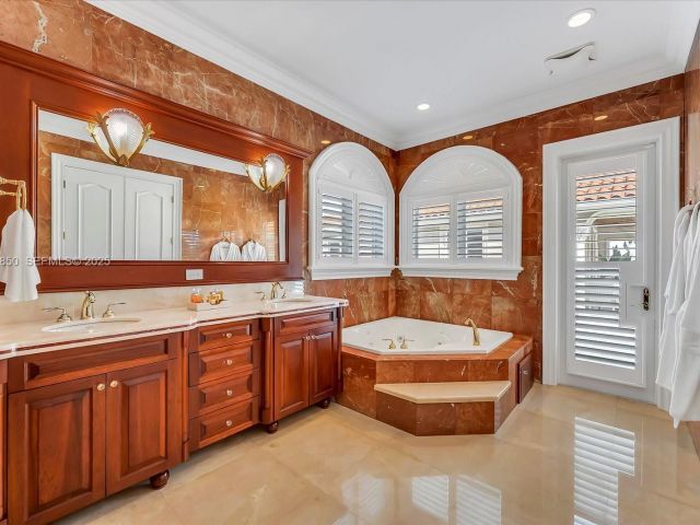 Продажа дома по адресу 18611 SW 122nd St - фото 7521184