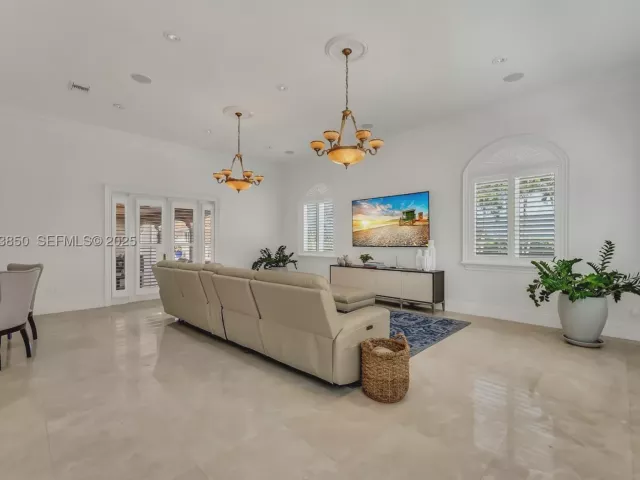 Продажа дома по адресу 18611 SW 122nd St - фото 9103774
