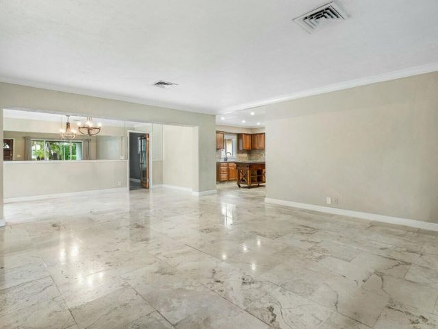 Дом в аренду по адресу 121 NE Spanish Court - фото 6851155