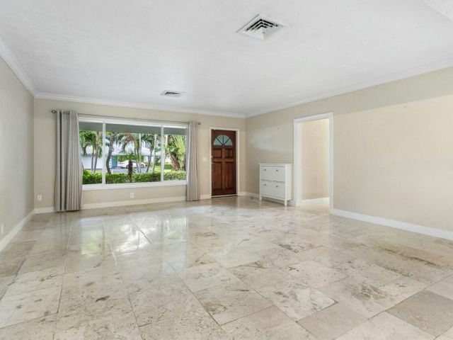 Дом в аренду по адресу 121 NE Spanish Court - фото 6851156