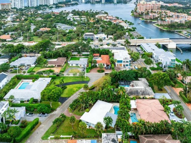 Дом в аренду по адресу 121 NE Spanish Court - фото 6851162