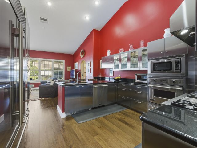 Продажа дома по адресу 2760 Tecumseh Drive - фото 6858411