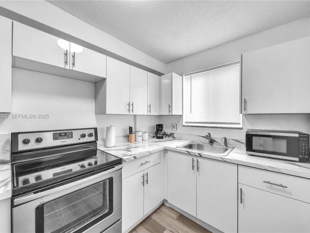 Дом в аренду по адресу 506 N 60th Ter - фото 7472683