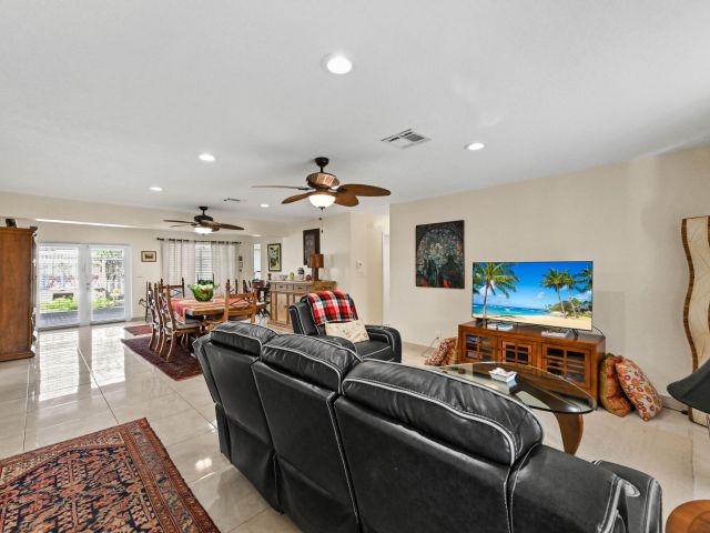 Продажа дома по адресу 1121 SE 14th Court - фото 6852408