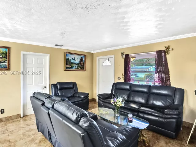 Продажа дома по адресу 6404 Evans St - фото 8975819