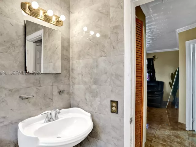 Продажа дома по адресу 6404 Evans St - фото 8975829