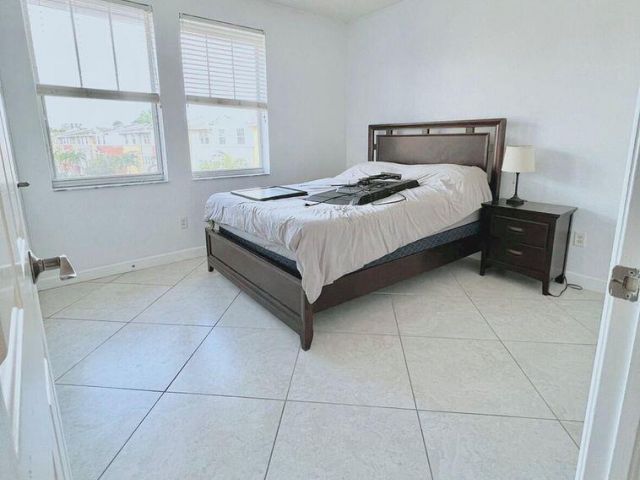 Дом в аренду по адресу 750 Millbrae Court 3 - фото 6853878