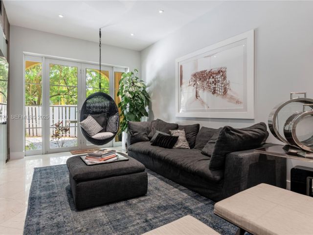 Дом в аренду по адресу 18460 NE 30th Ave 18460 - фото 6853506