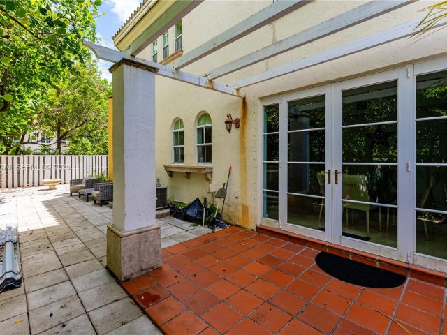 Дом в аренду по адресу 18460 NE 30th Ave 18460 - фото 6853507