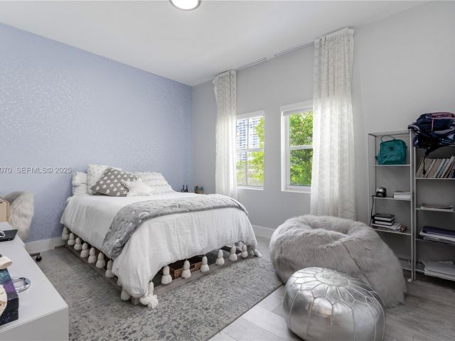 Дом в аренду по адресу 18460 NE 30th Ave 18460 - фото 6853508