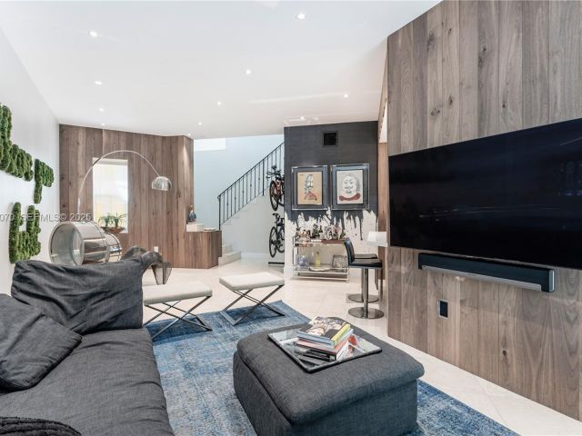 Дом в аренду по адресу 18460 NE 30th Ave 18460 - фото 6853509