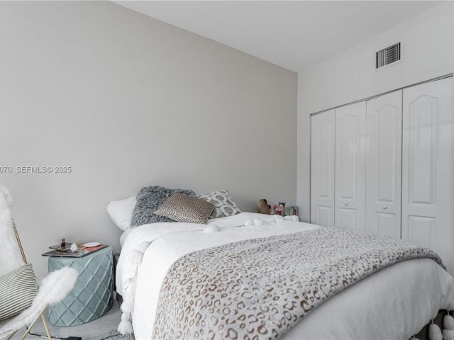 Дом в аренду по адресу 18460 NE 30th Ave 18460 - фото 6853510