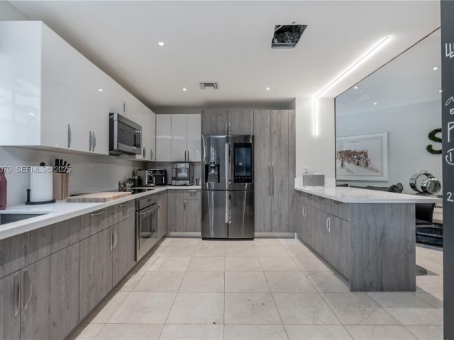 Дом в аренду по адресу 18460 NE 30th Ave 18460 - фото 6853511