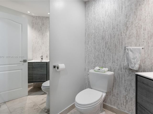 Дом в аренду по адресу 18460 NE 30th Ave 18460 - фото 6853512