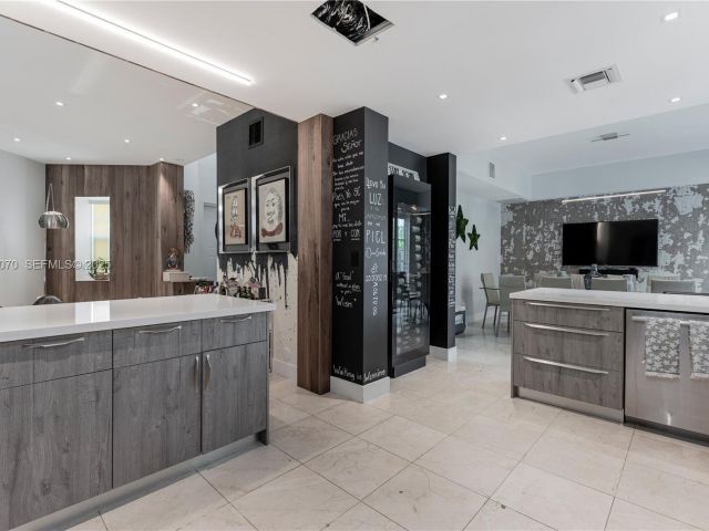 Дом в аренду по адресу 18460 NE 30th Ave 18460 - фото 6853513