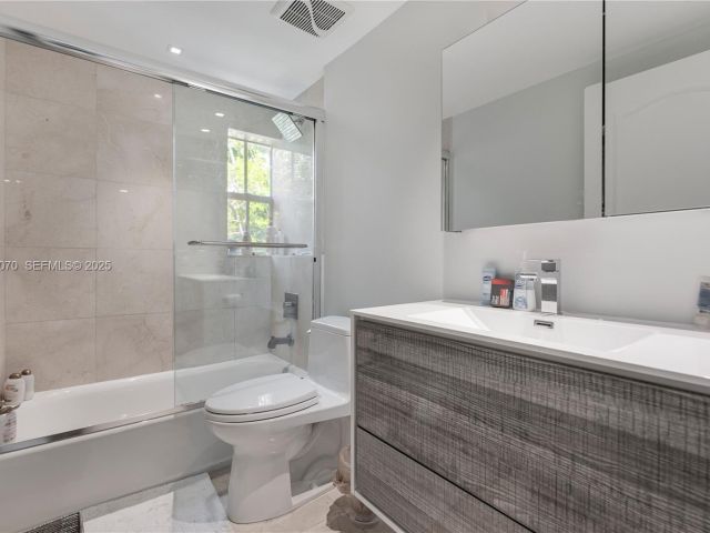 Дом в аренду по адресу 18460 NE 30th Ave 18460 - фото 6853514