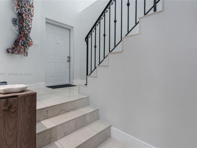 Дом в аренду по адресу 18460 NE 30th Ave 18460 - фото 6853515